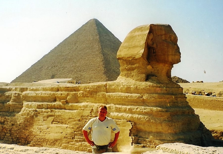Slávek před Sfingou a pyramidou v Gíze